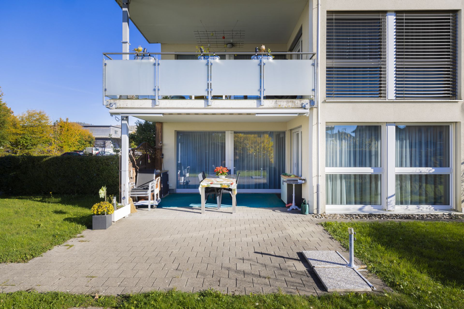 Moderne 3.5-Zimmer-Wohnung mit Sitzplatz und eigenem Garten