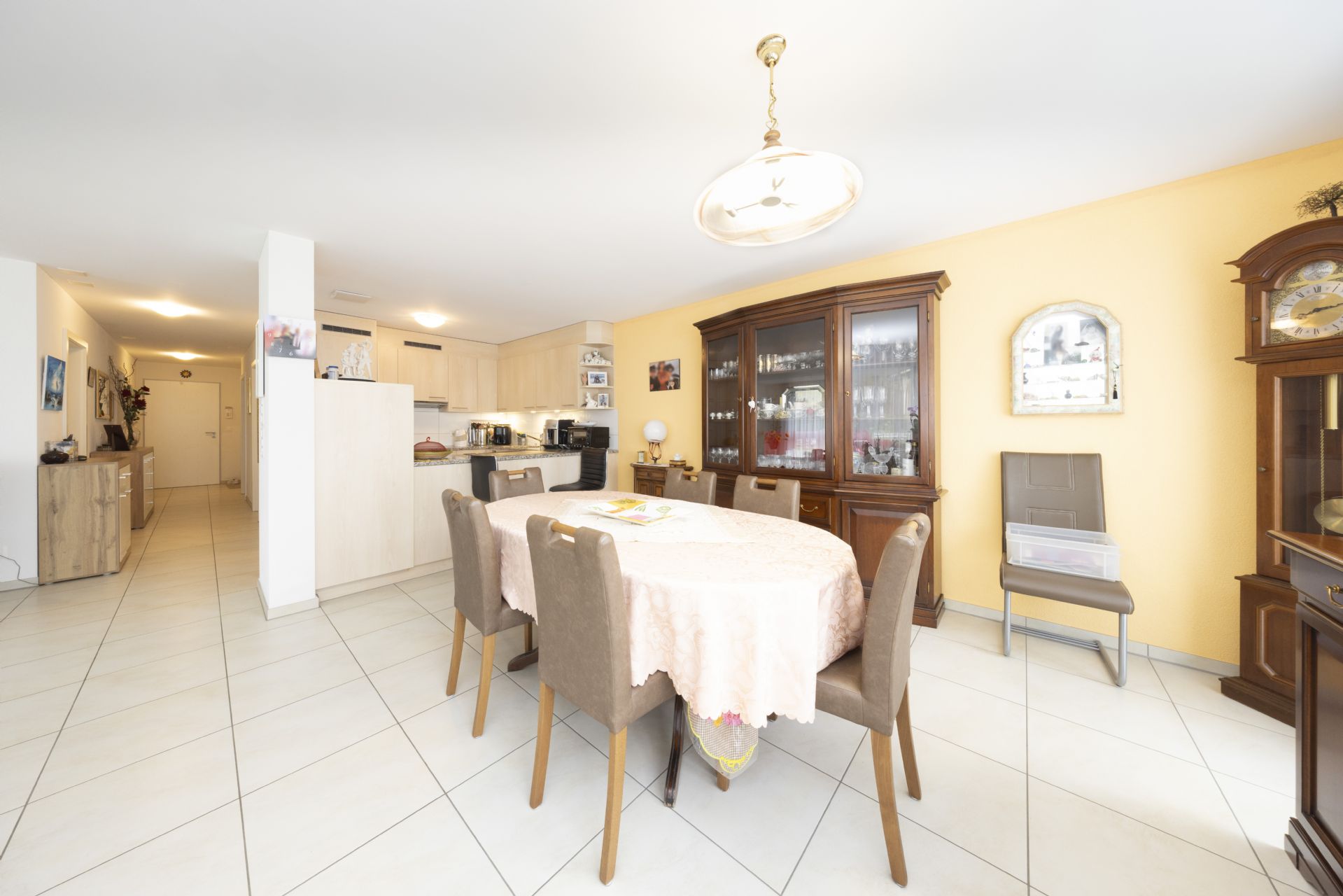 Moderne 3.5-Zimmer-Wohnung mit Sitzplatz und eigenem Garten