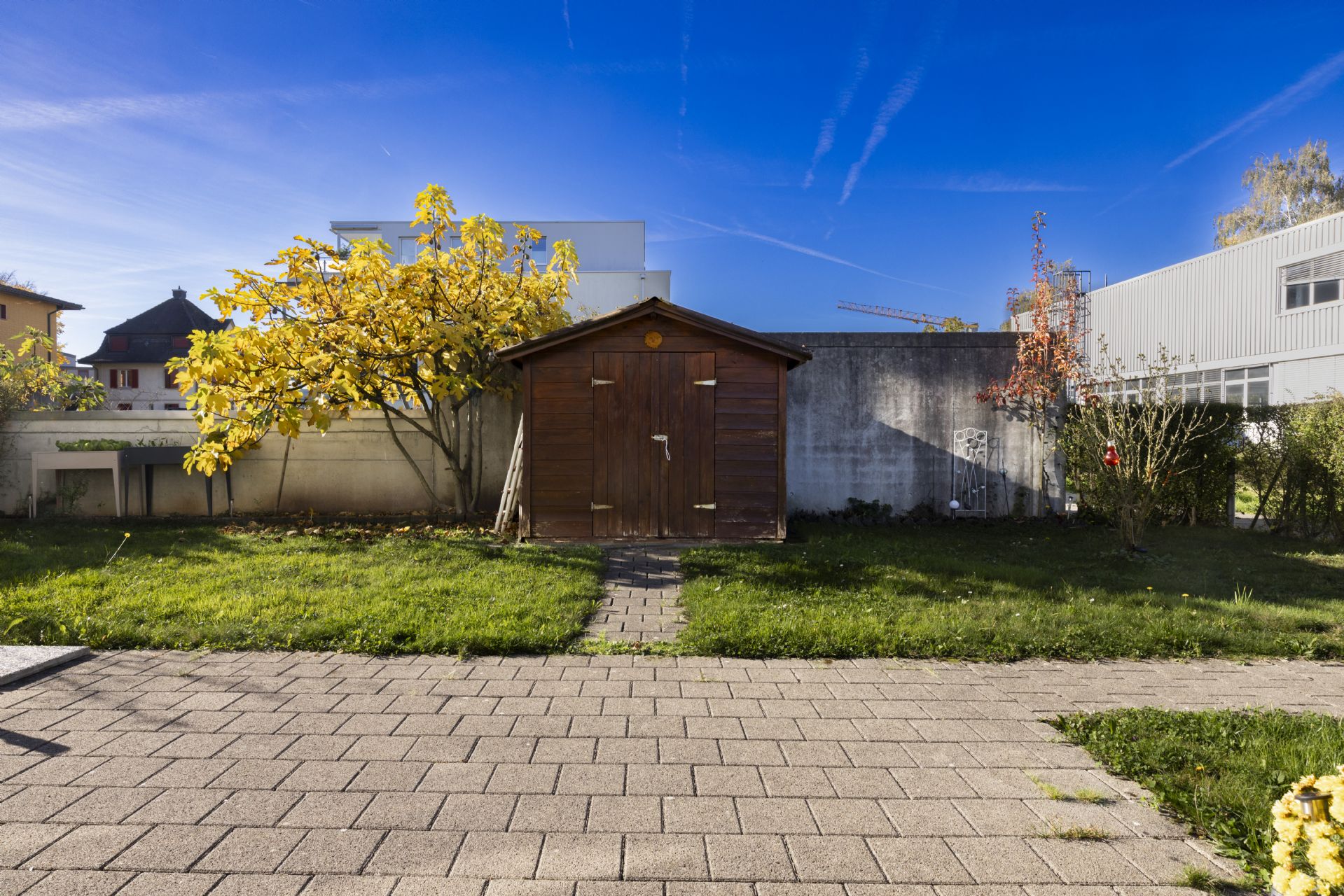 Moderne 3.5-Zimmer-Wohnung mit Sitzplatz und eigenem Garten