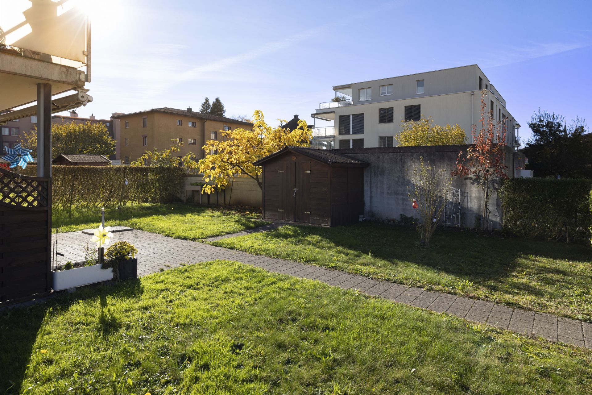 Moderne 3.5-Zimmer-Wohnung mit Sitzplatz und eigenem Garten