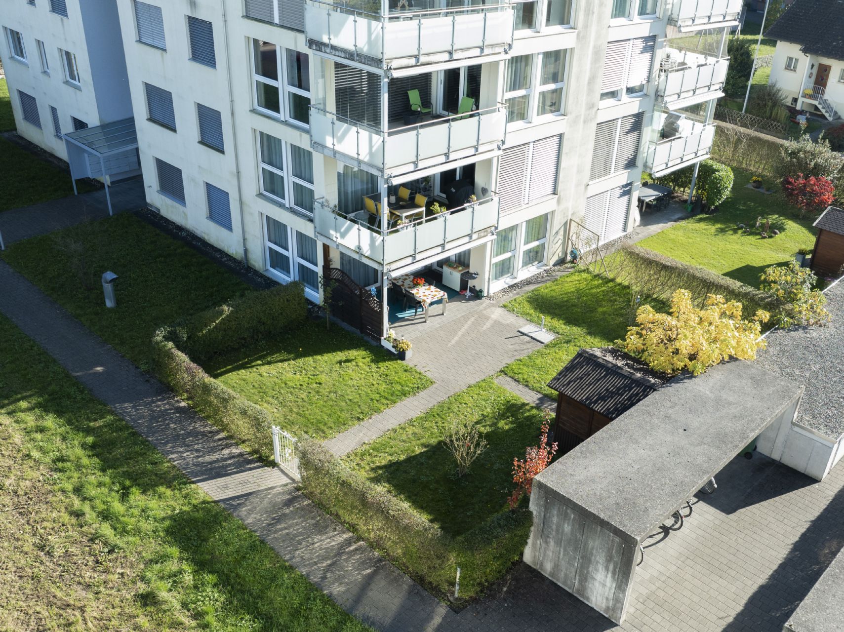 Moderne 3.5-Zimmer-Wohnung mit Sitzplatz und eigenem Garten