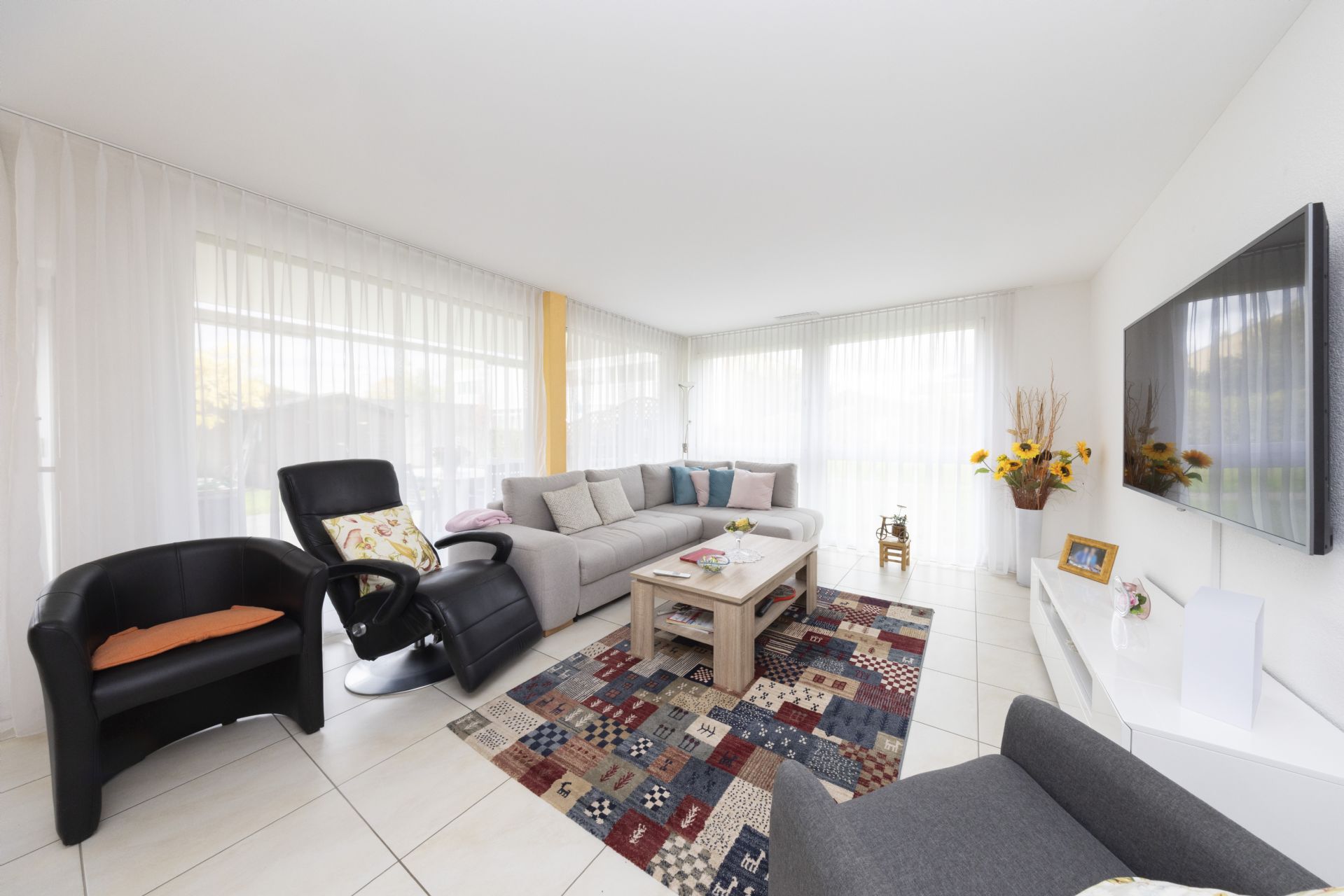 Moderne 3.5-Zimmer-Wohnung mit Sitzplatz und eigenem Garten