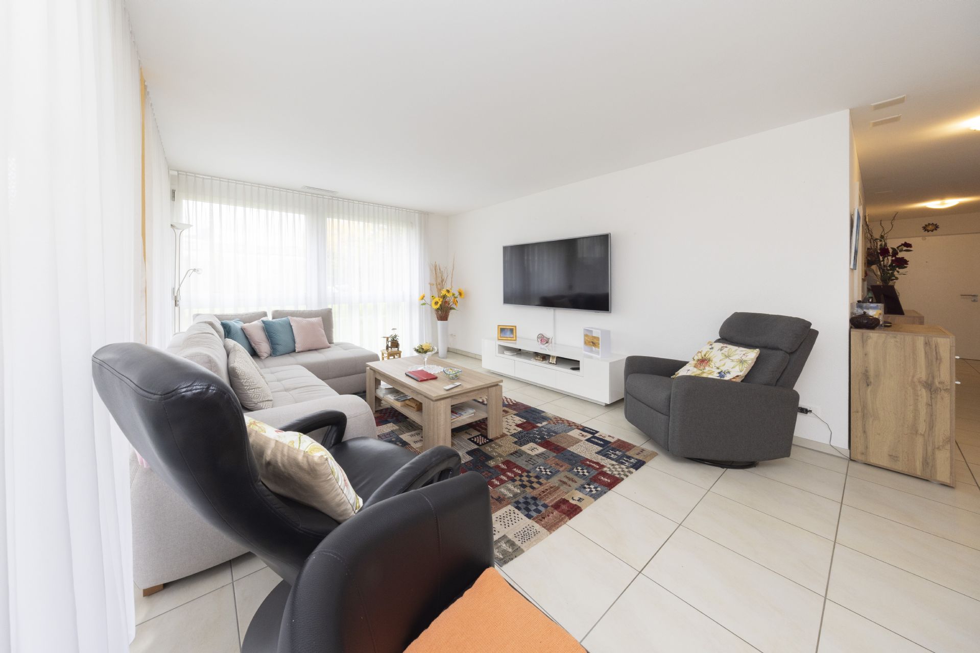 Moderne 3.5-Zimmer-Wohnung mit Sitzplatz und eigenem Garten