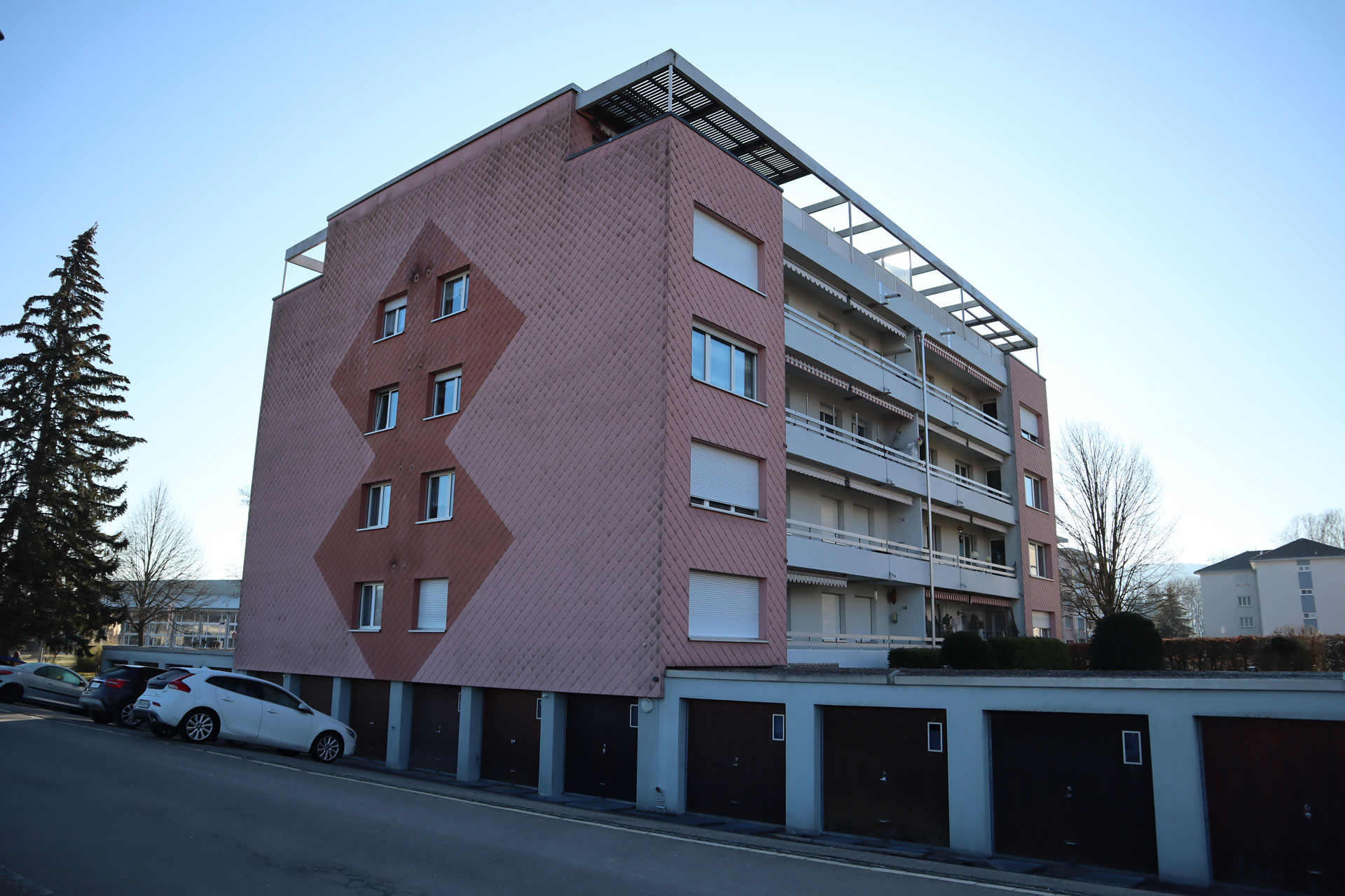 Ruhig gelegene, teilsanierte 3.5-Zimmerwohnungen mit Garage und Nebenraum, Nähe ÖV