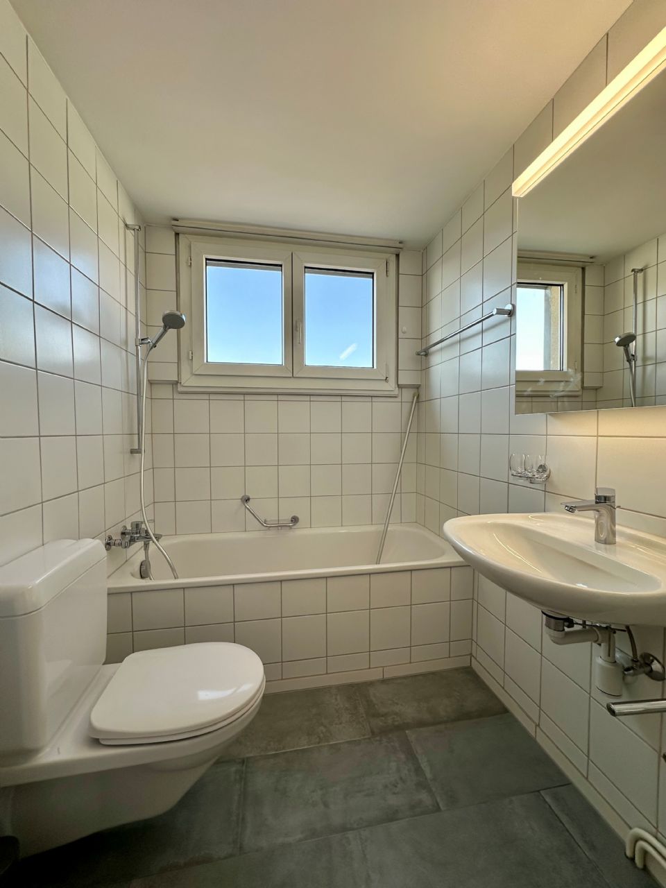Frisch sanierte und helle 2.5-Zimmerwohnung an zentraler Lage zu vermieten!