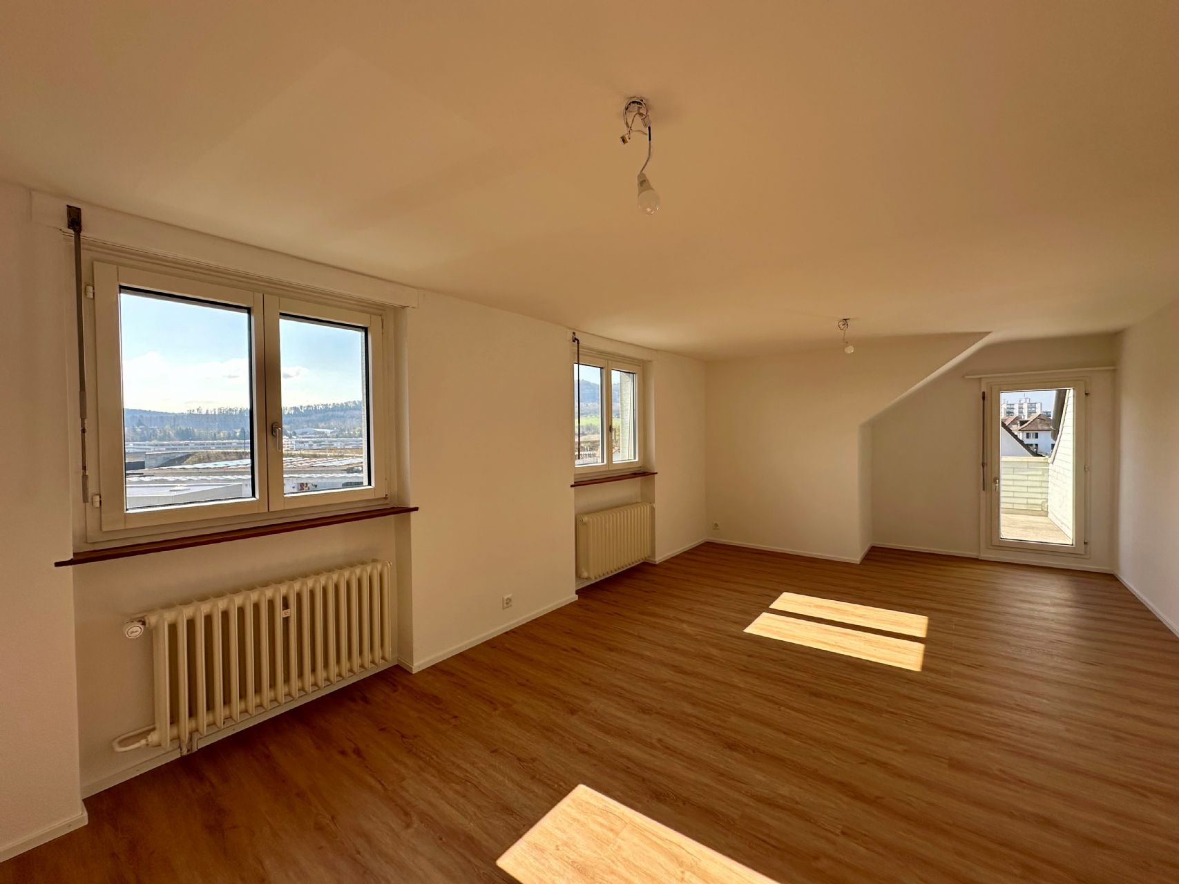 Frisch sanierte und helle 2.5-Zimmerwohnung an zentraler Lage zu vermieten!