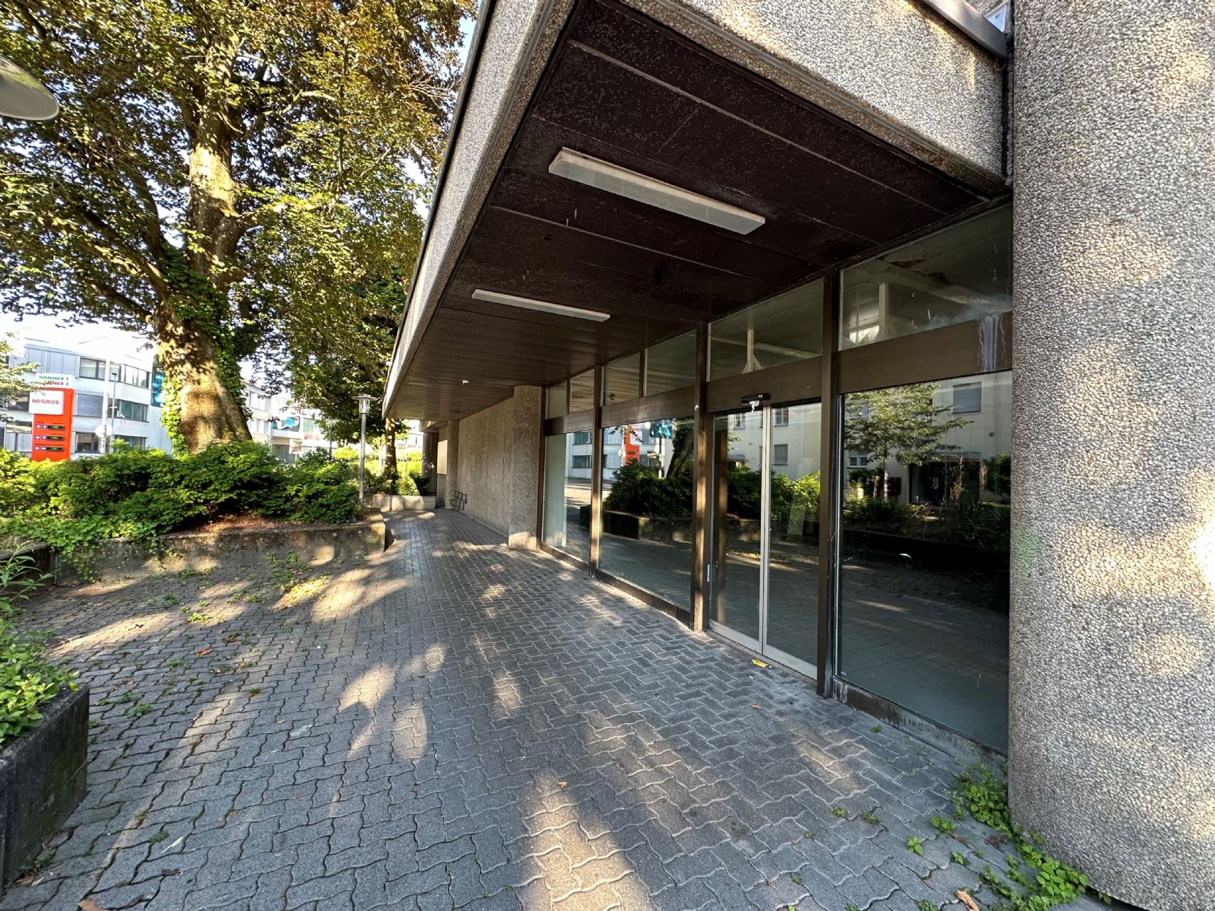Attraktive Gewerberäumlichkeit mit Einstellhalle und großem Lager!