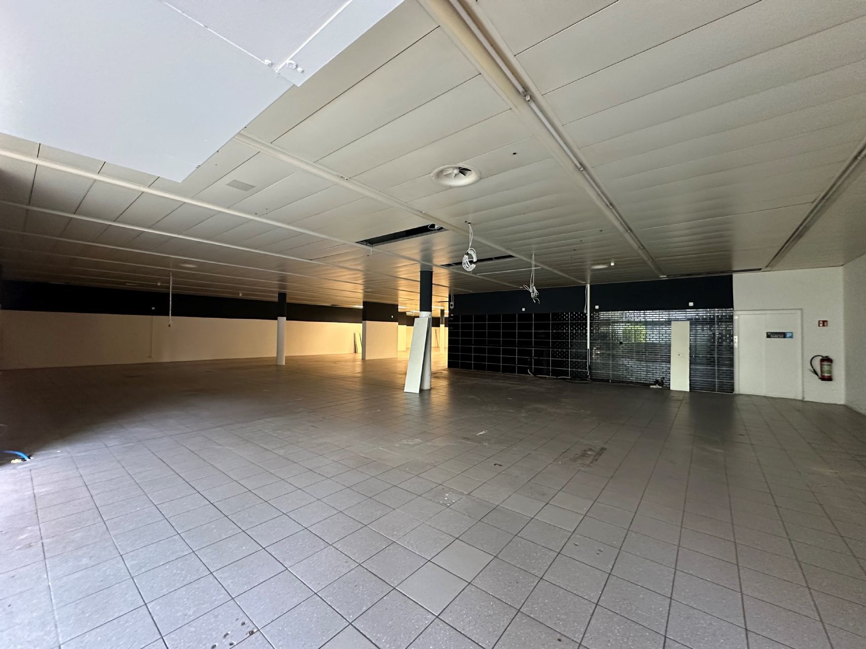 Attraktive Gewerberäumlichkeit mit Einstellhalle und großem Lager!