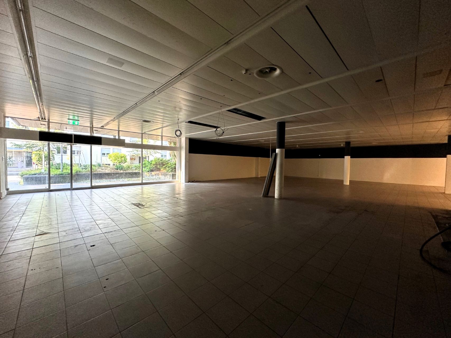 Attraktive Gewerberäumlichkeit mit Einstellhalle und großem Lager!