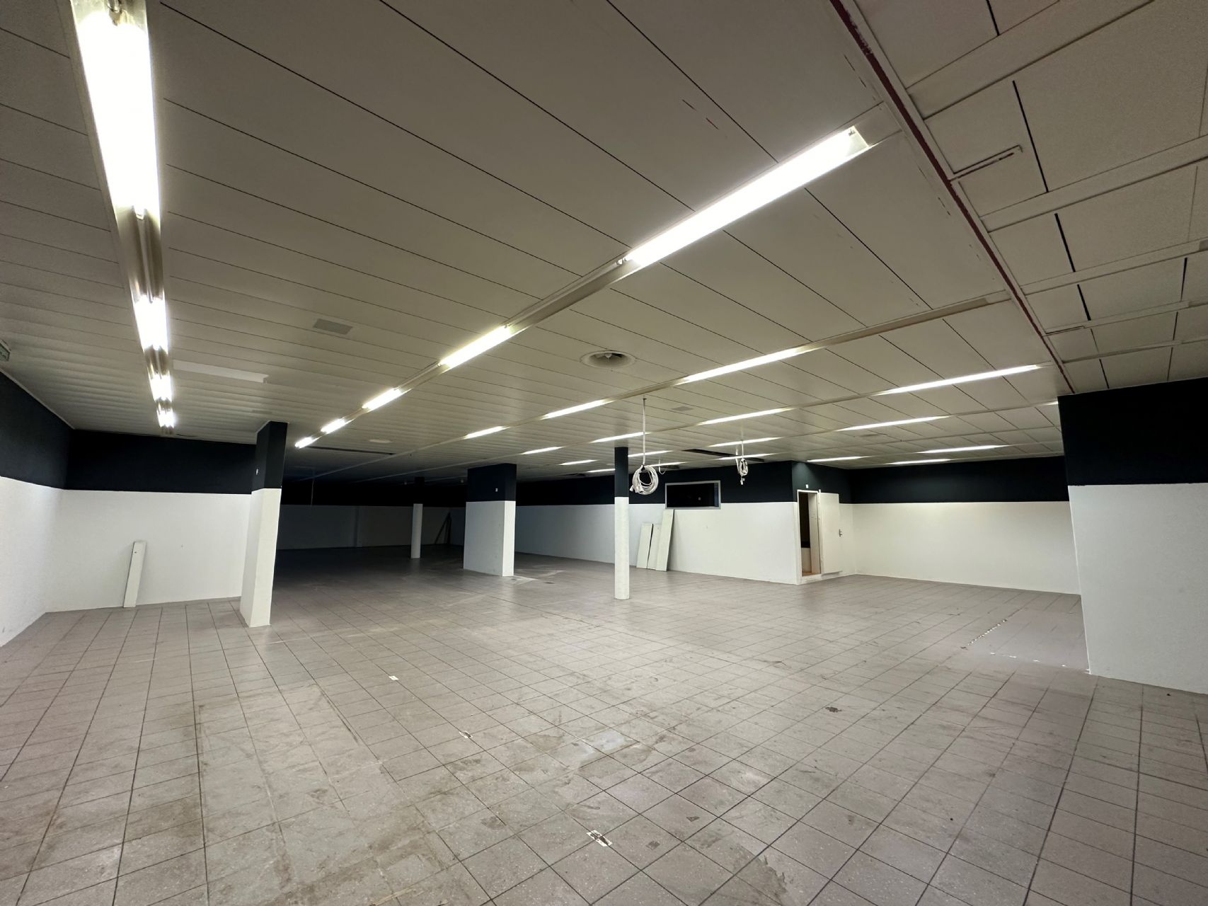 Attraktive Gewerberäumlichkeit mit Einstellhalle und großem Lager!
