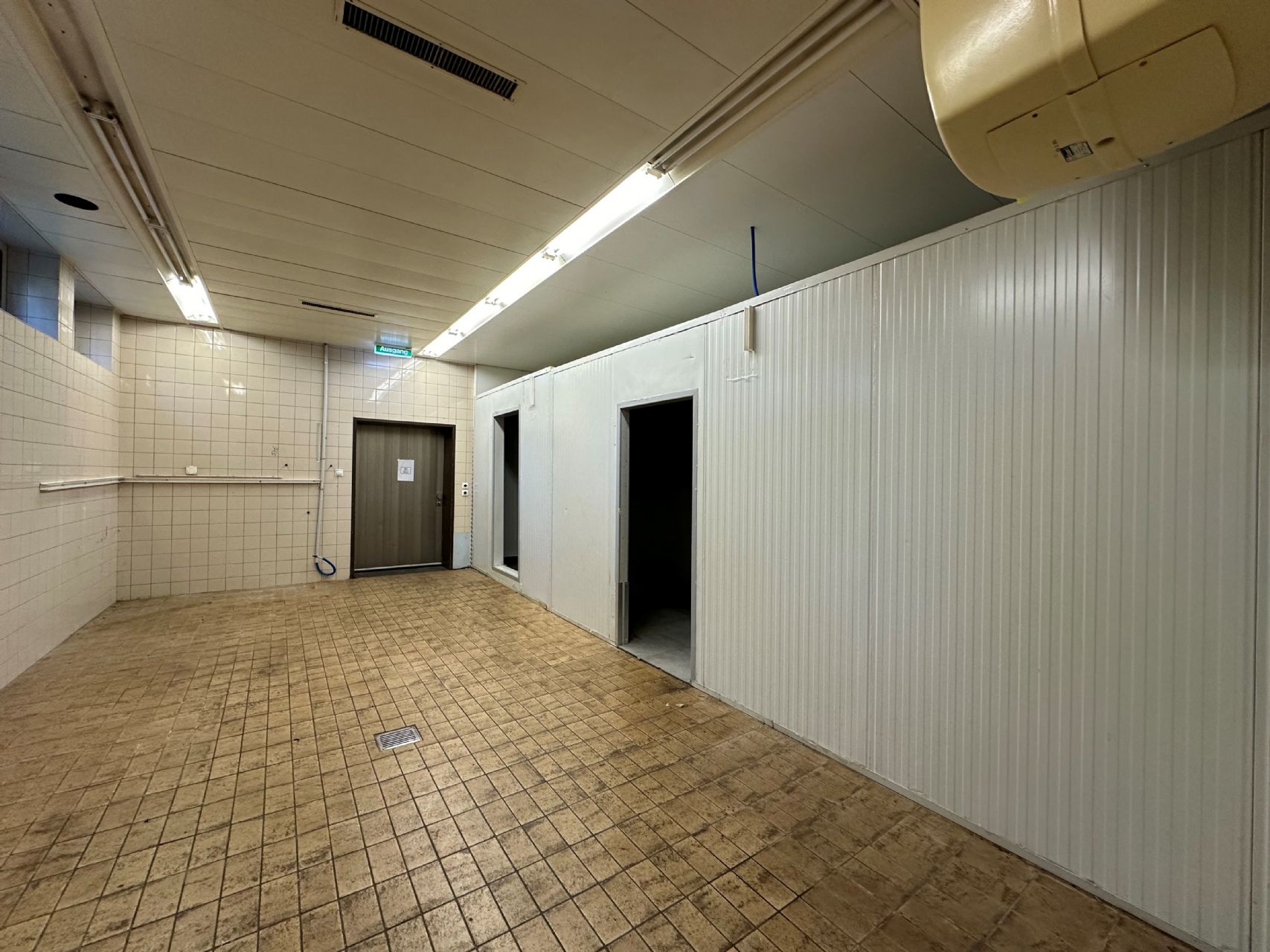 Attraktive Gewerberäumlichkeit mit Einstellhalle und großem Lager!