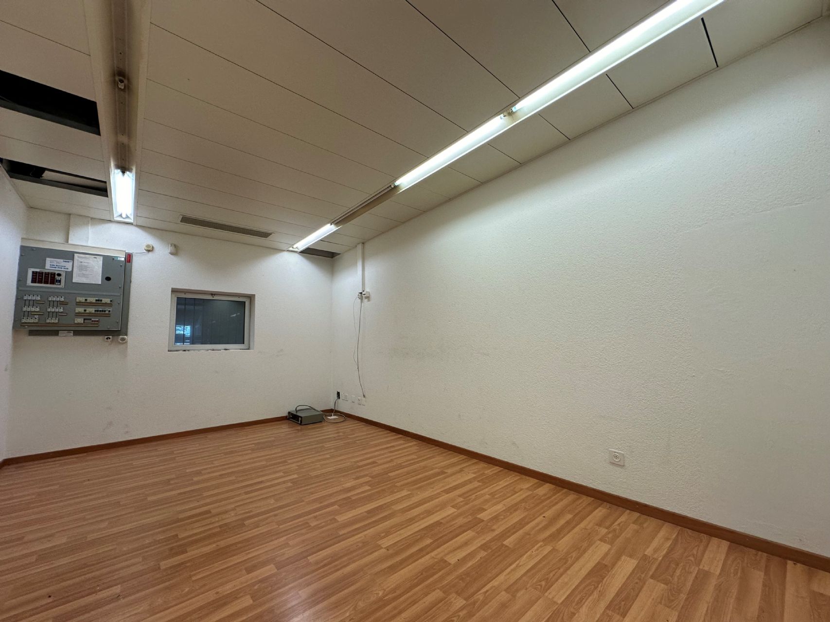 Attraktive Gewerberäumlichkeit mit Einstellhalle und großem Lager!