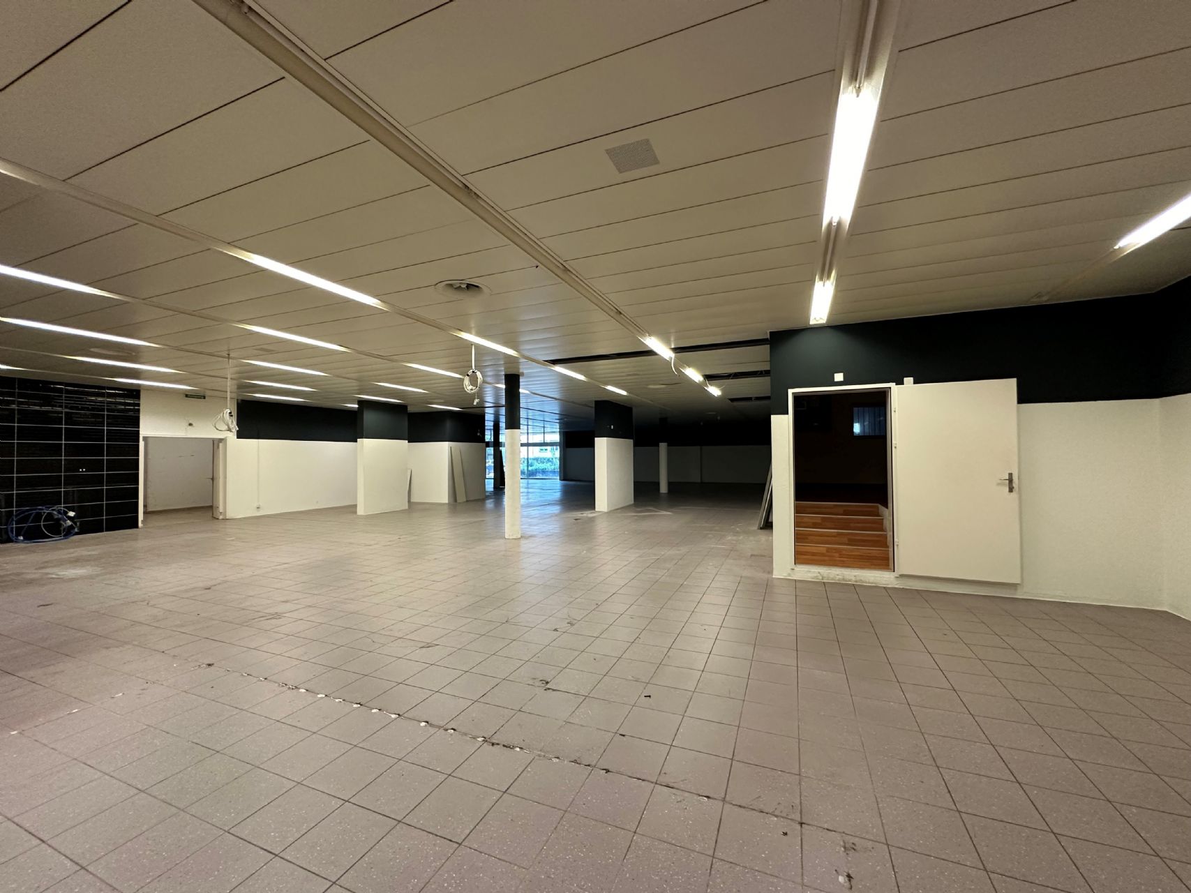 Attraktive Gewerberäumlichkeit mit Einstellhalle und großem Lager!