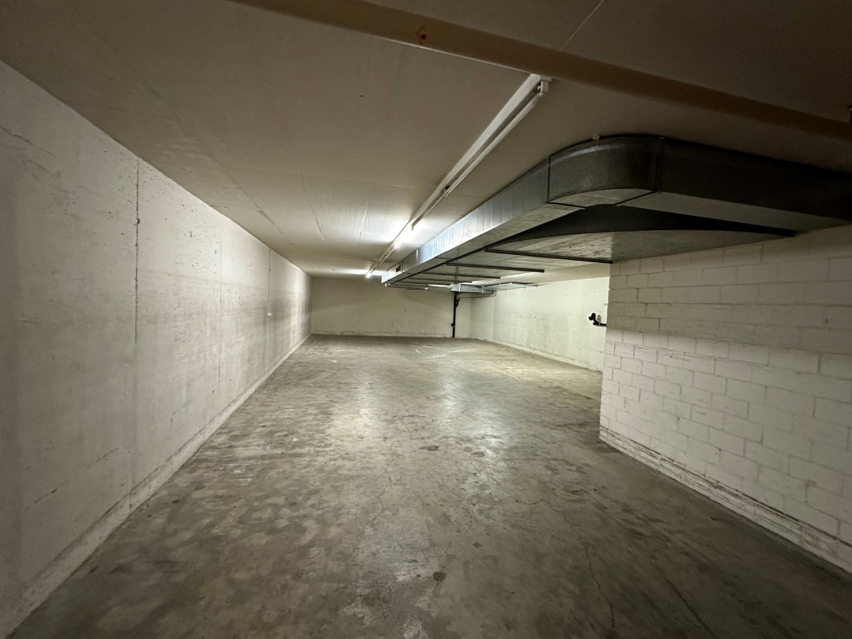 Attraktive Gewerberäumlichkeit mit Einstellhalle und großem Lager!
