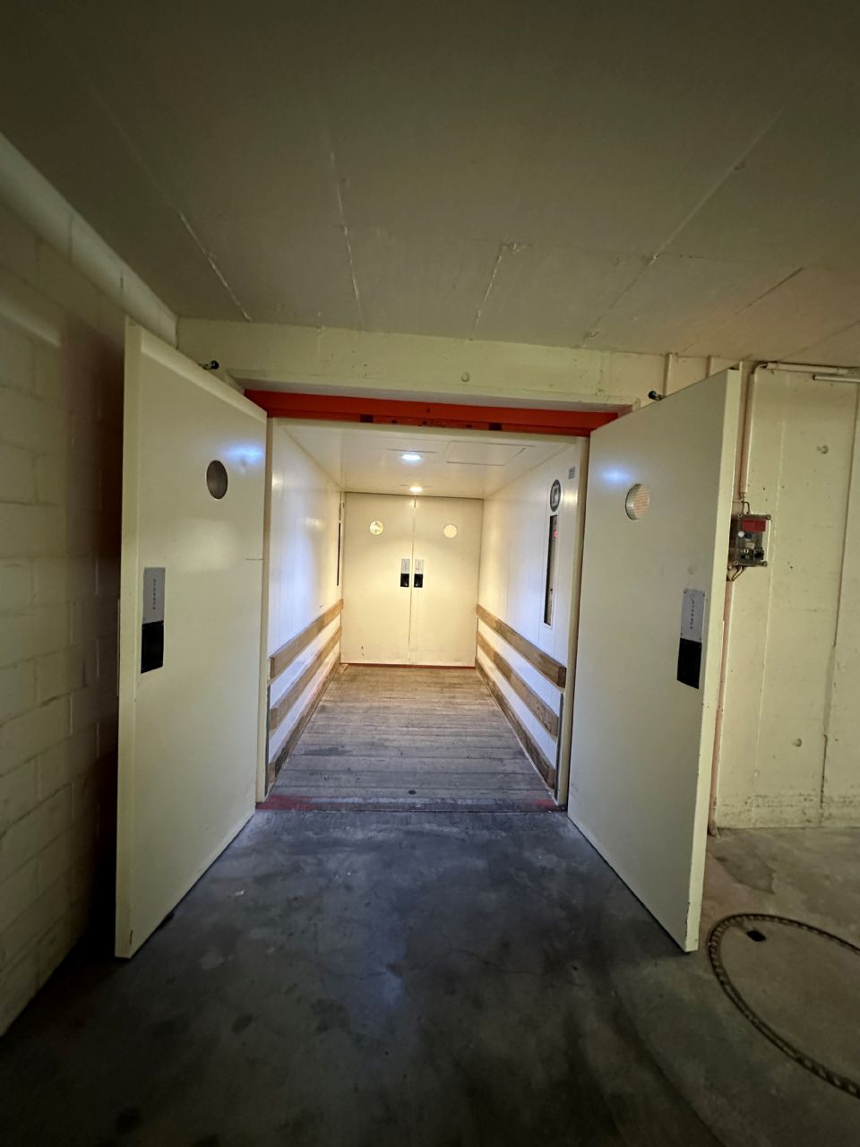 Attraktive Gewerberäumlichkeit mit Einstellhalle und großem Lager!