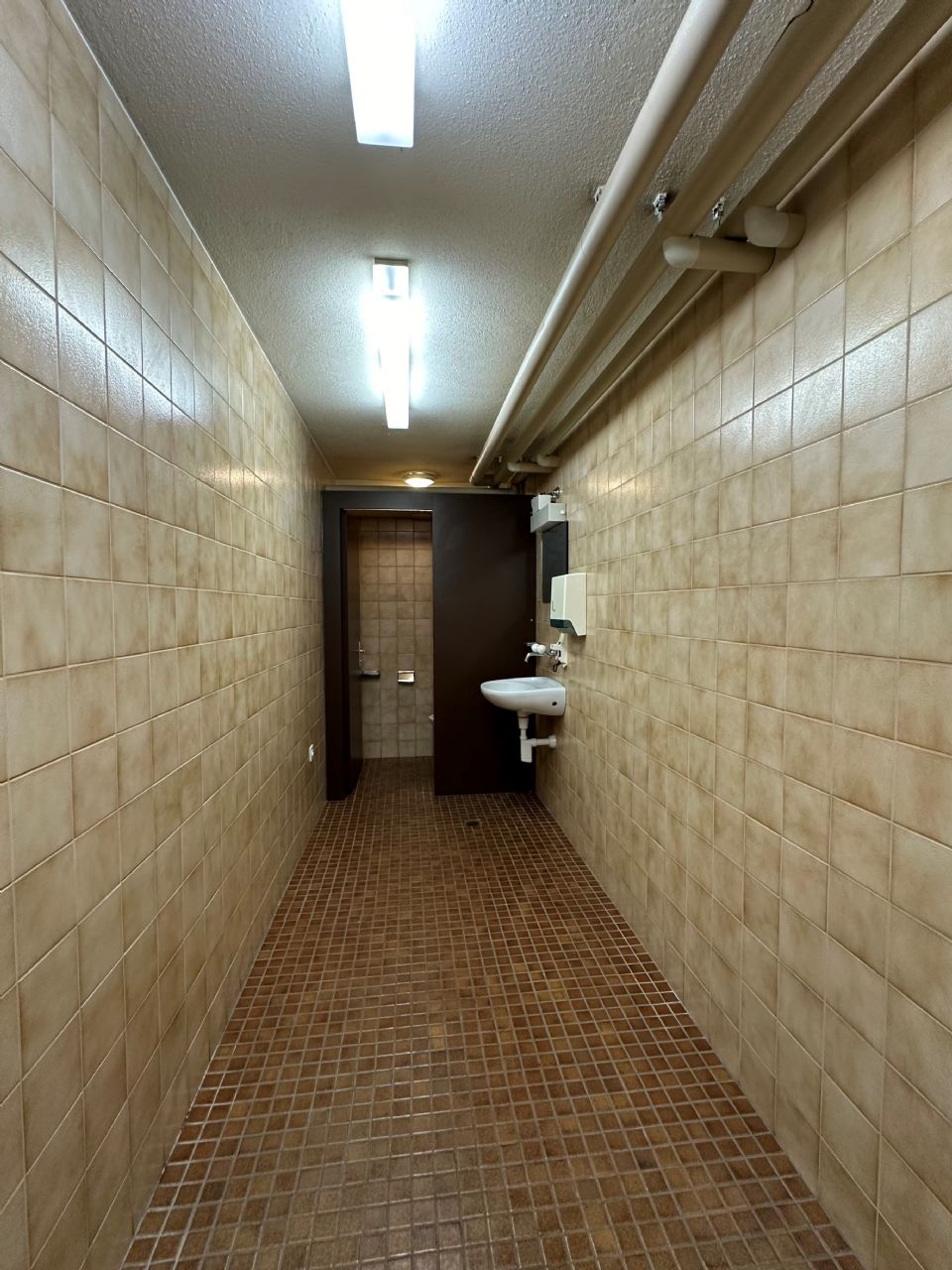 Attraktive Gewerberäumlichkeit mit Einstellhalle und großem Lager!