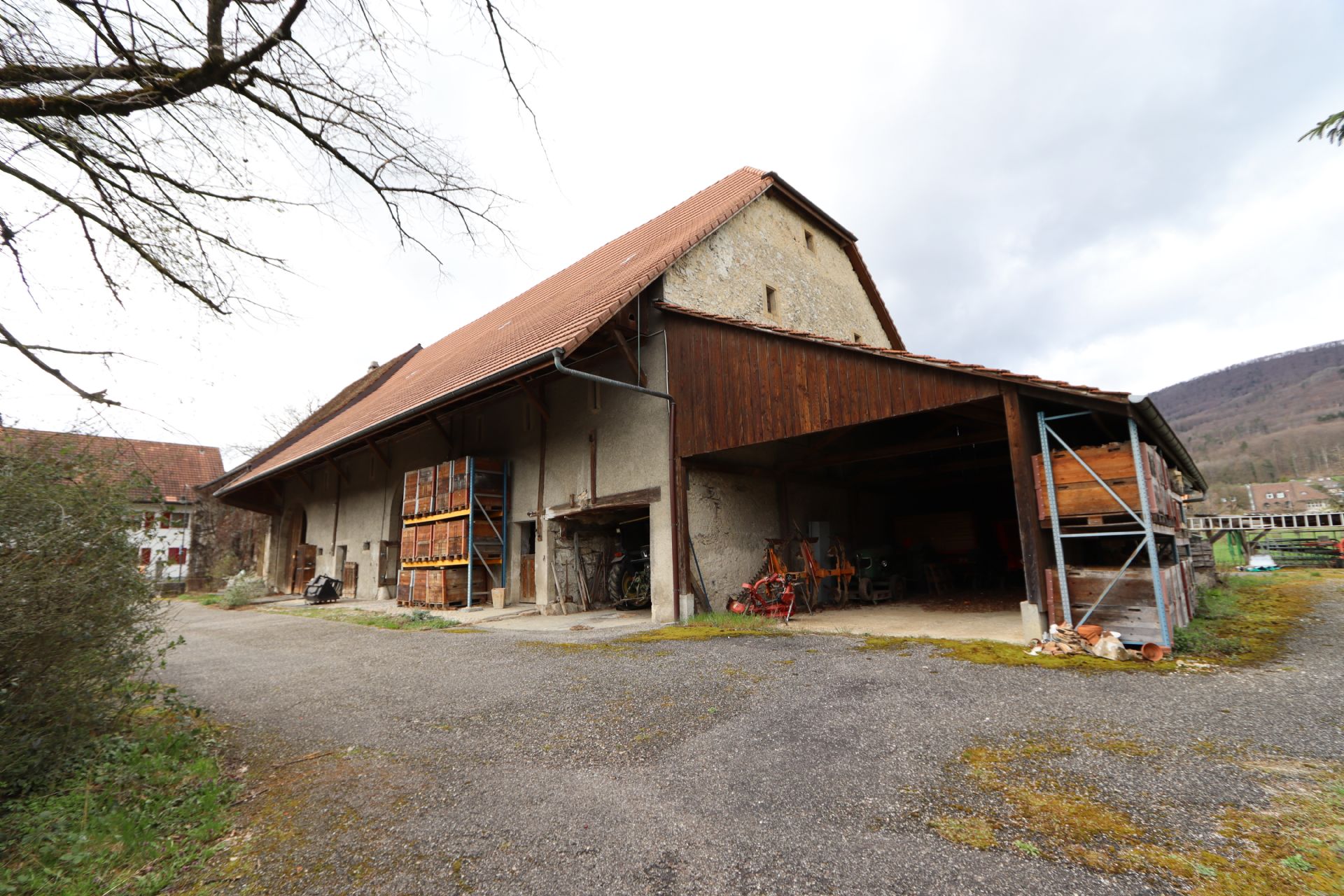 Bauernhaus, Scheune und Speicher mit Land Kernzone