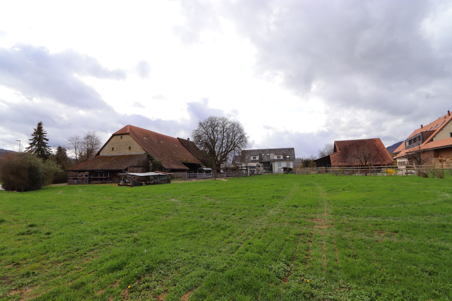 Bauernhaus, Scheune und Speicher mit Land Kernzone