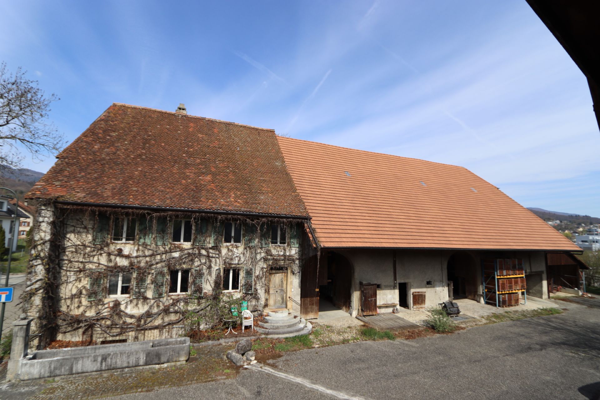 Bauernhaus, Scheune und Speicher mit Land Kernzone