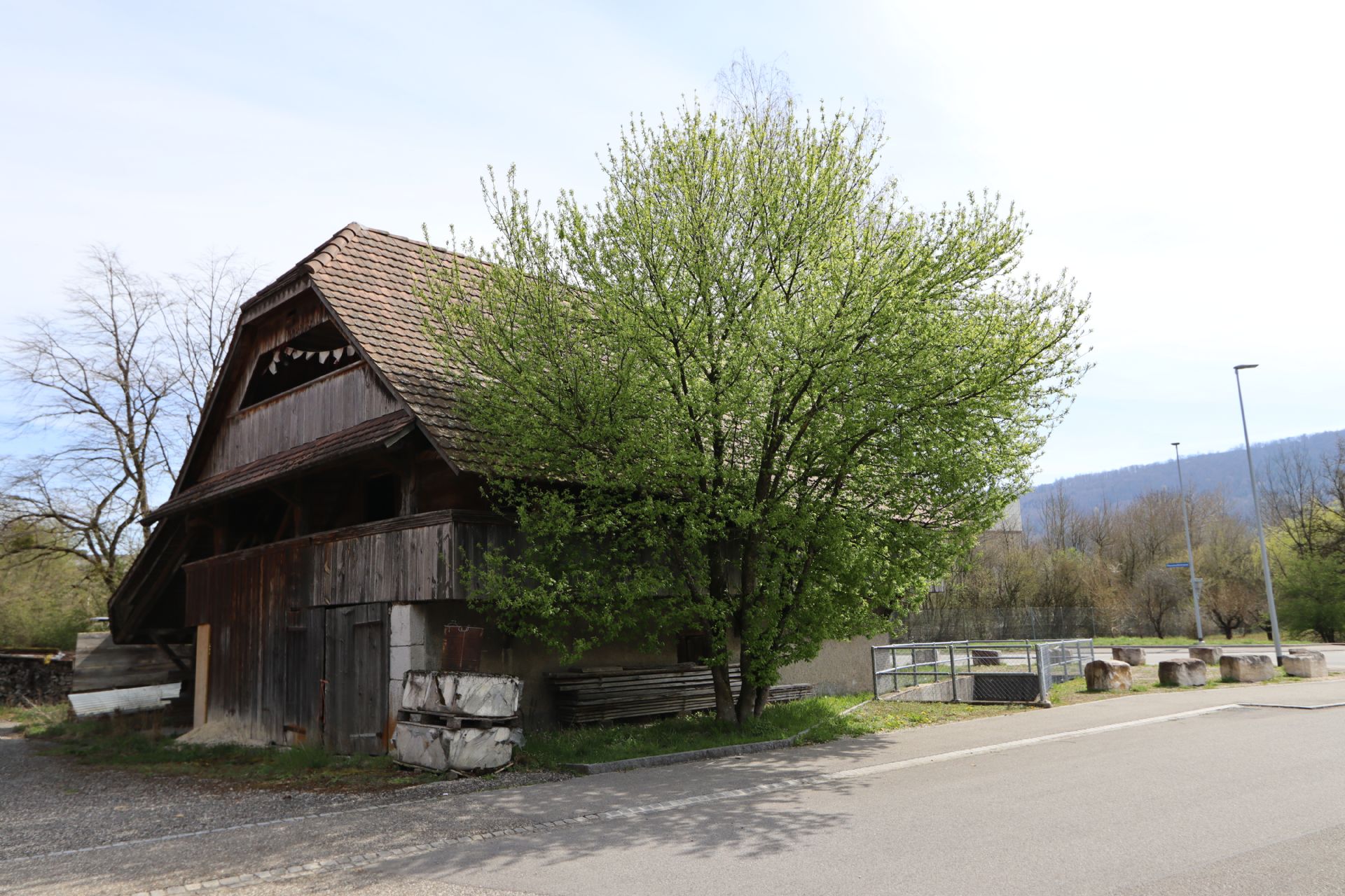 Bauernhaus, Scheune und Speicher mit Land Kernzone