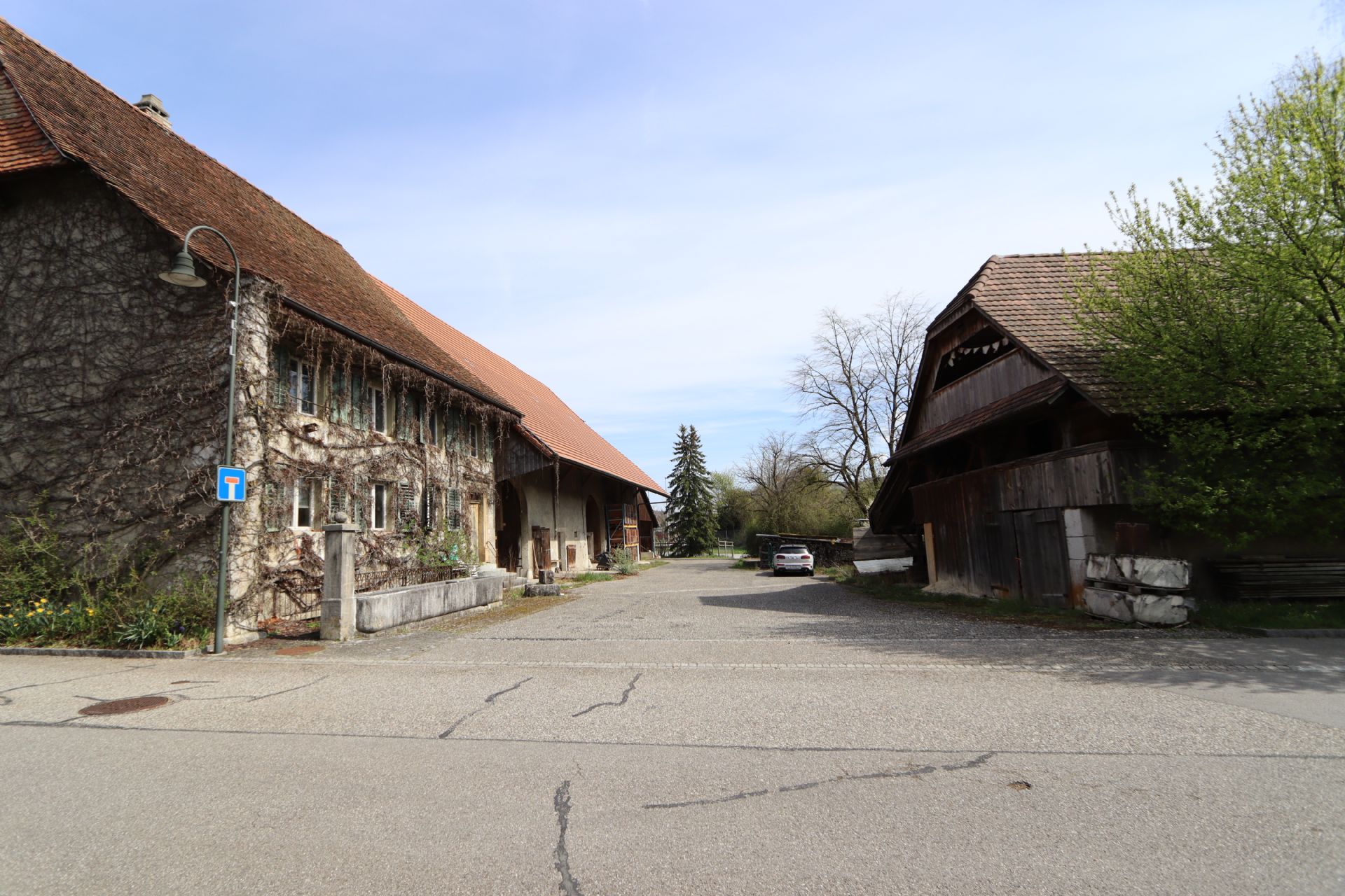 Bauernhaus, Scheune und Speicher mit Land Kernzone