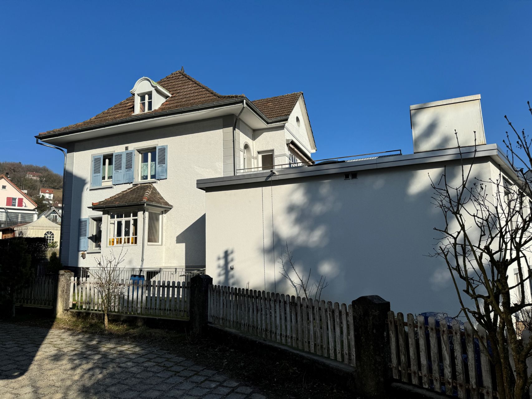 Wohnhaus mit zwei Einheiten und Lagerflächen