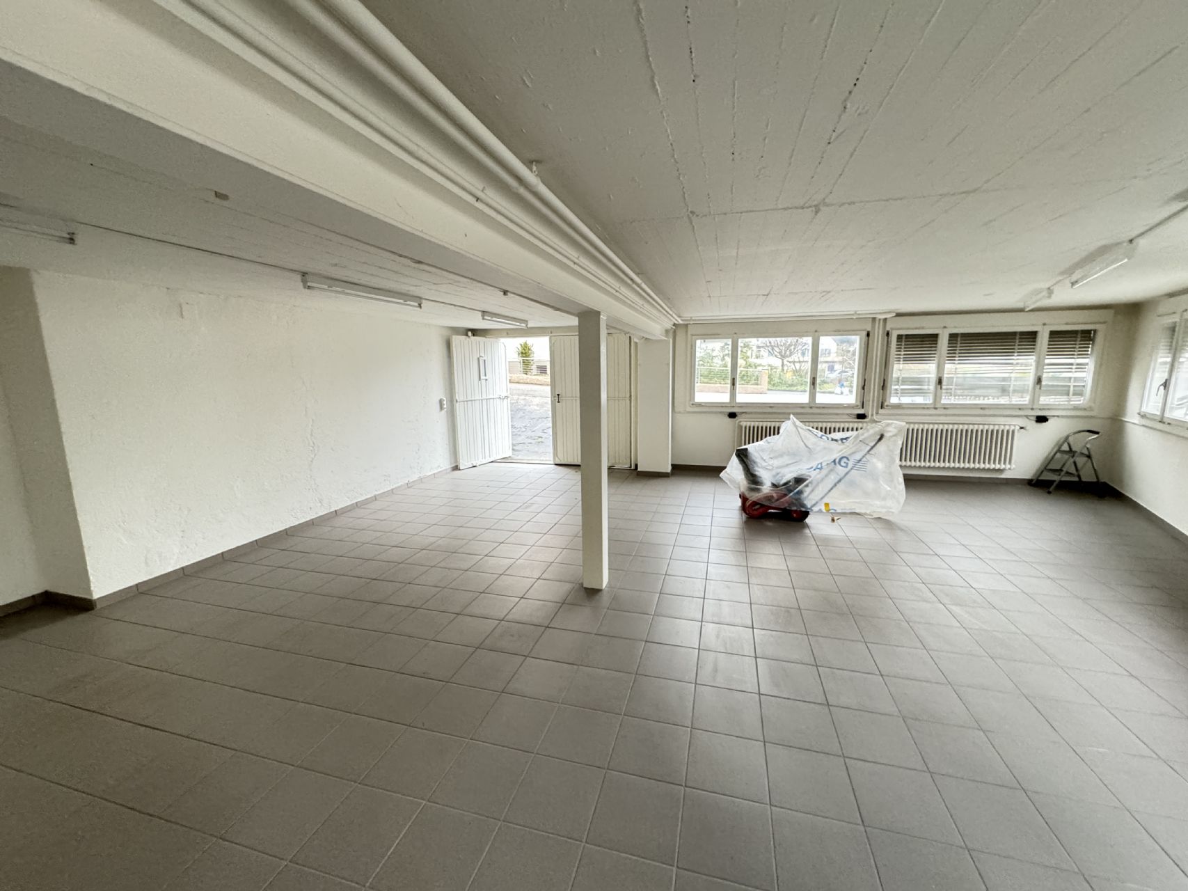 Wohnhaus mit zwei Einheiten und Lagerflächen