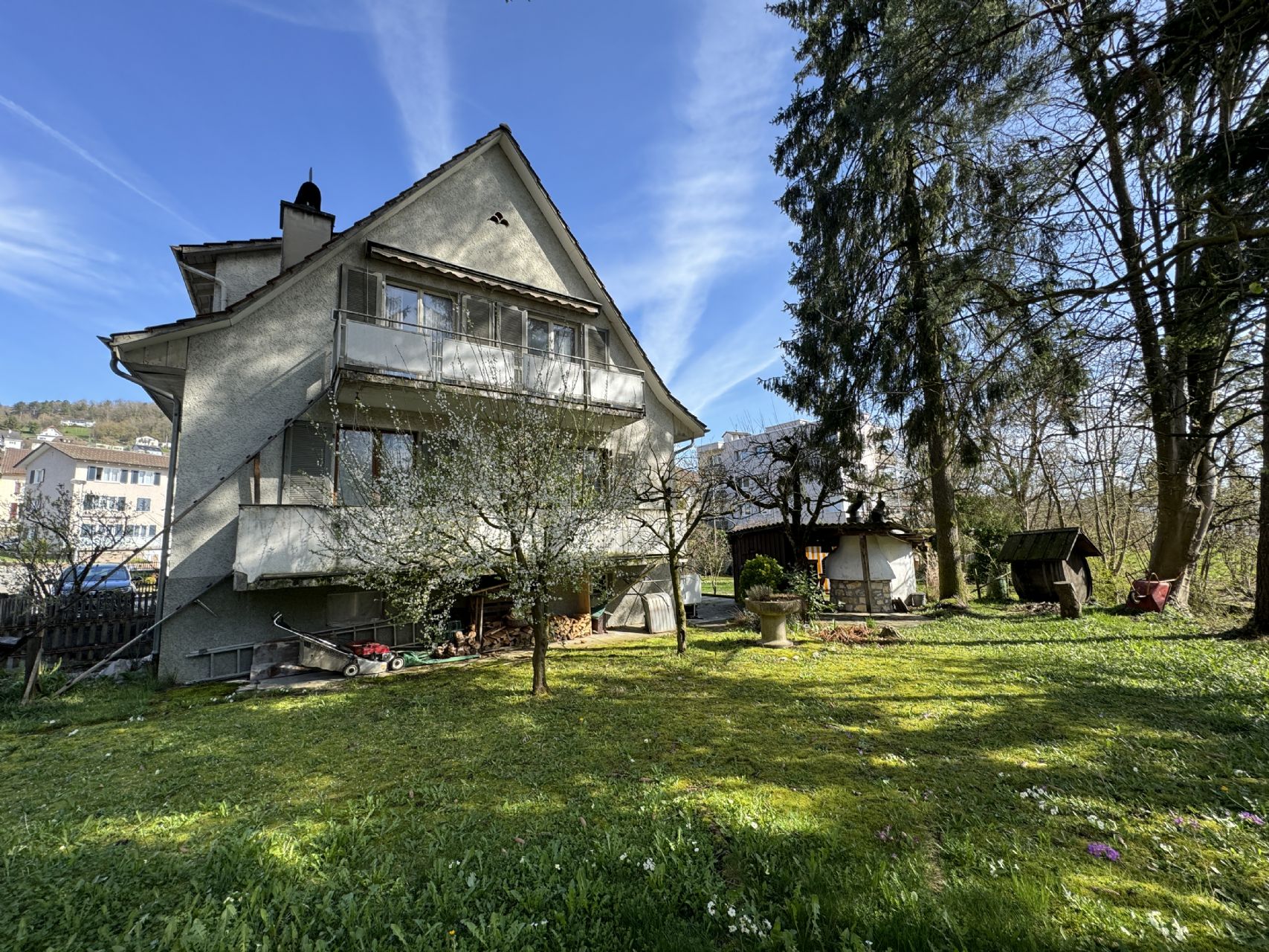 Wohnhaus mit zwei Einheiten und 881m2 Landanteil