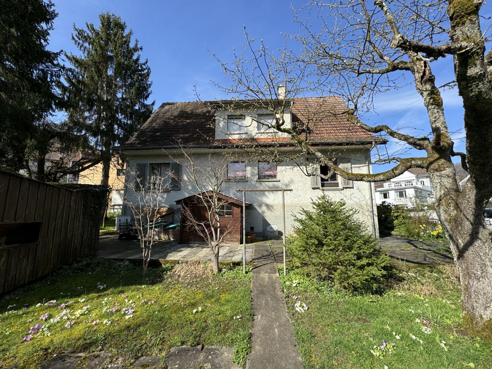 Wohnhaus mit zwei Einheiten und 881m2 Landanteil