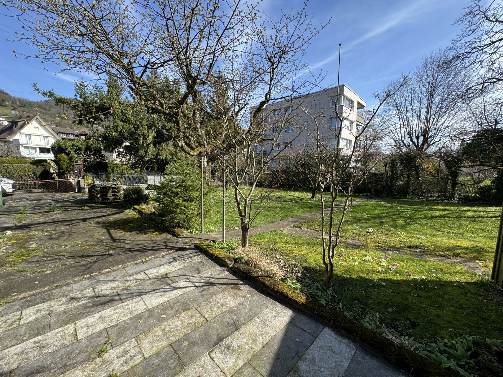 Wohnhaus mit zwei Einheiten und 881m2 Landanteil