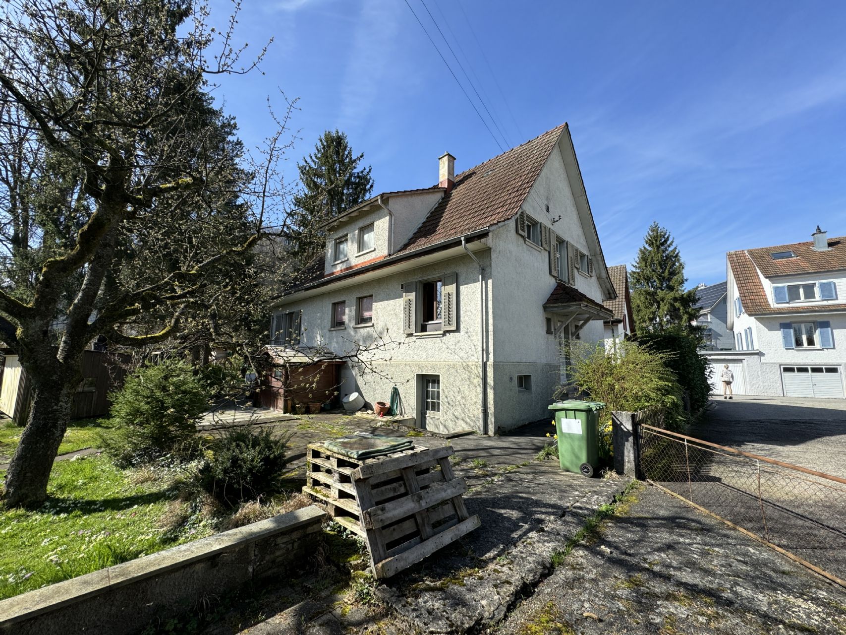 Wohnhaus mit zwei Einheiten und 881m2 Landanteil