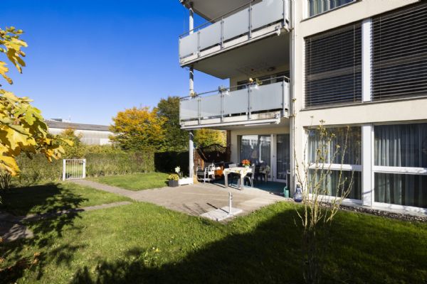 Moderne 3.5-Zimmer-Wohnung mit Sitzplatz und eigenem Garten