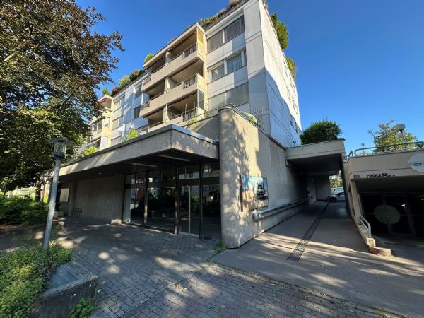 Attraktive Gewerberäumlichkeit mit Einstellhalle und großem Lager!