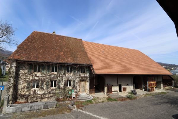 Bauernhaus, Scheune und Speicher mit Land Kernzone
