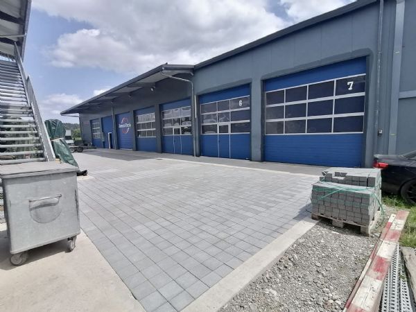 Gewerbeimmobilie mit Büroflächen und Werkstattkran