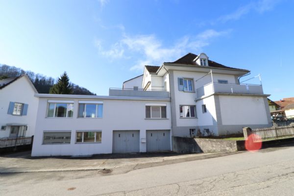 Wohnhaus mit zwei Einheiten und Lagerflächen